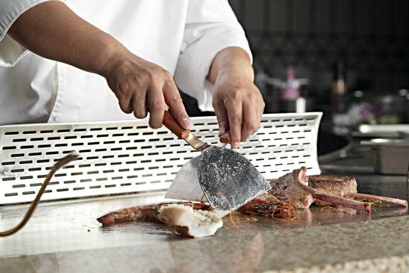 厨师煎制海鲜图片