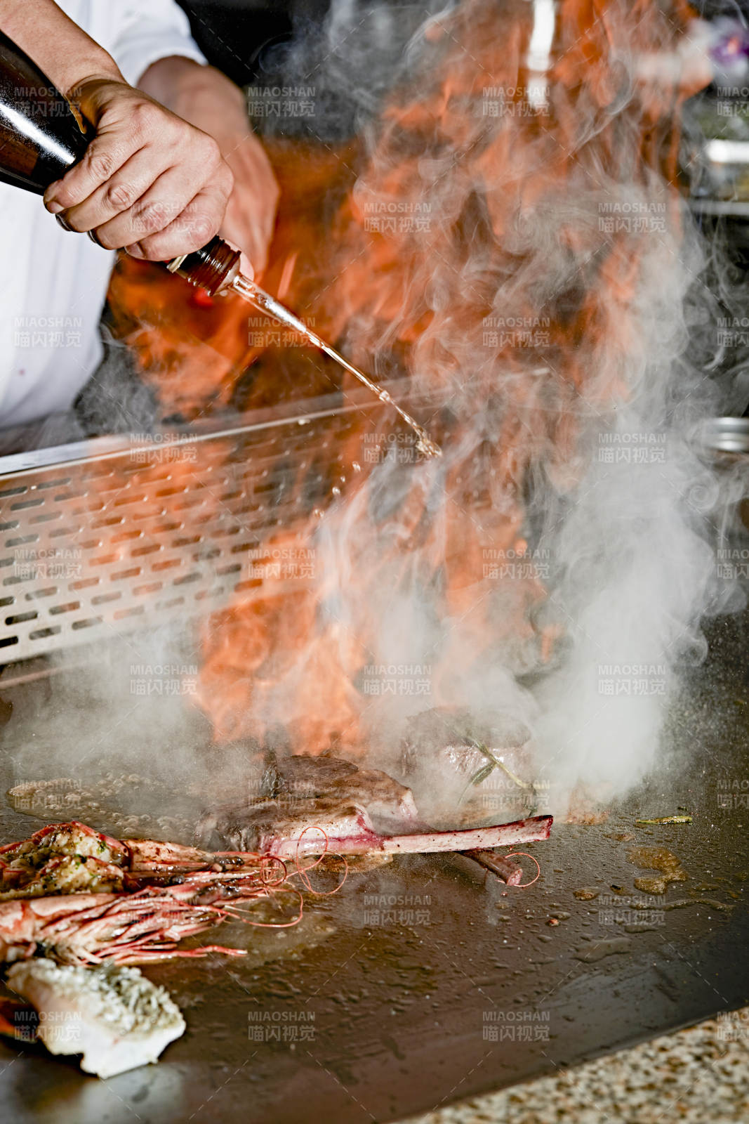 火焰炙烤海鲜盛宴图片