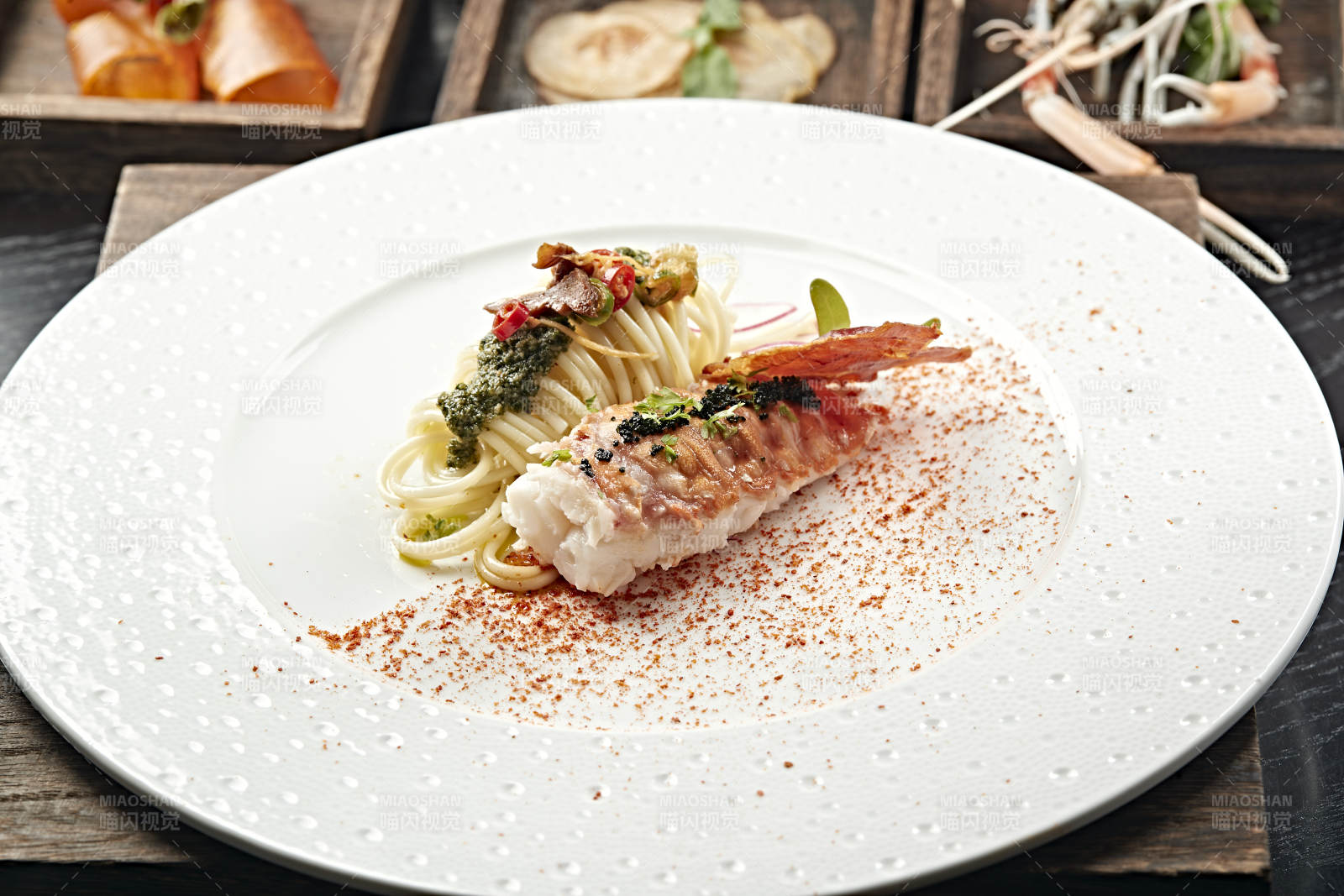 铁板龙虾配意面（龙虾炒意大利面条）图片