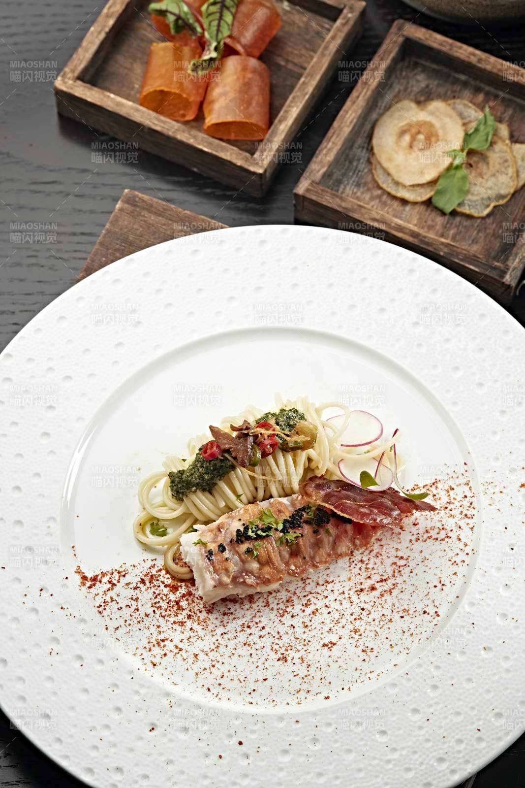 铁板龙虾配意面（龙虾炒意大利面条）图片