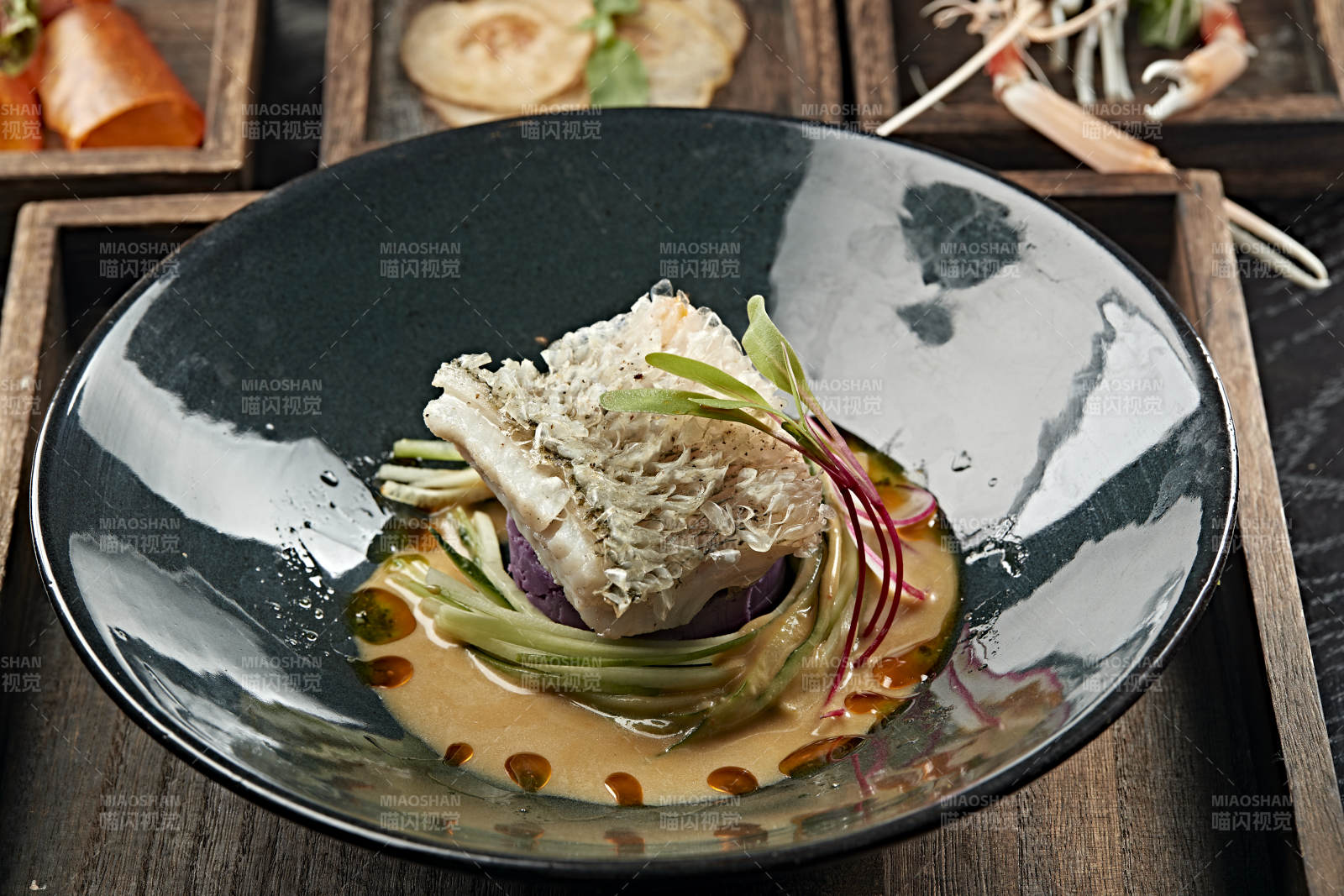 日式铁板香煎带鳞海鲈鱼肉图片