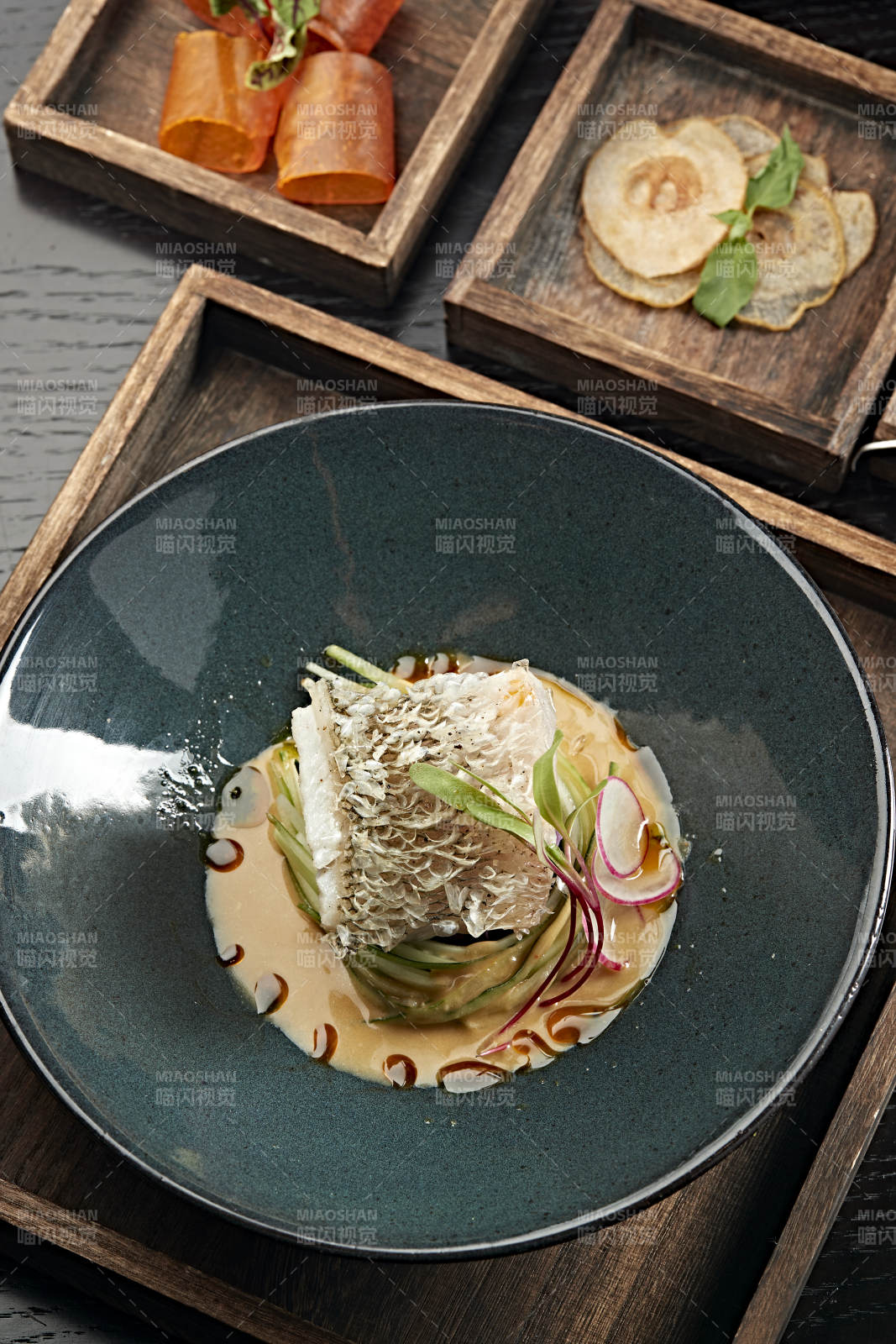 日式铁板香煎带鳞海鲈鱼肉图片