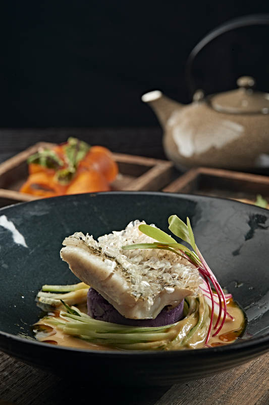 日式铁板香煎带鳞海鲈鱼肉图片