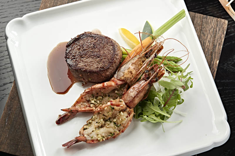 法式铁板香煎美洲大虾配西冷牛排图片