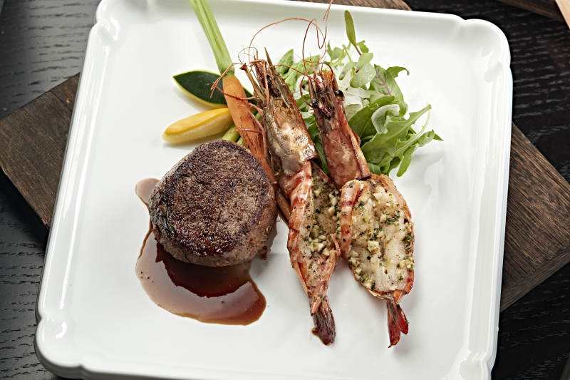 法式铁板香煎美洲大虾配西冷牛排图片