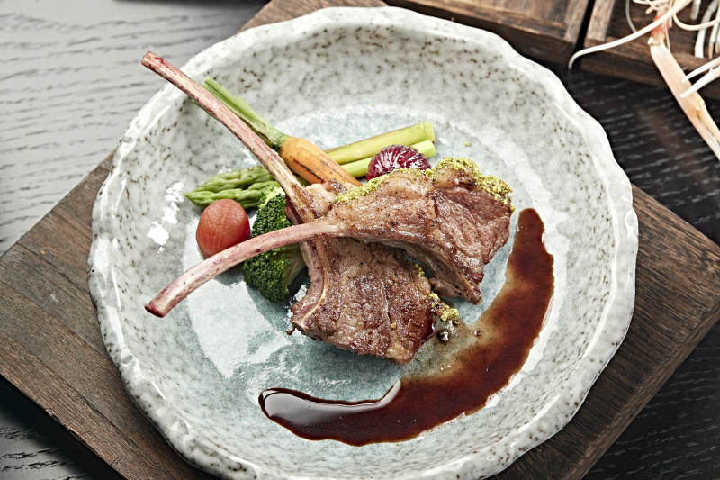 法式铁板香煎波尔顿战斧羊排图片