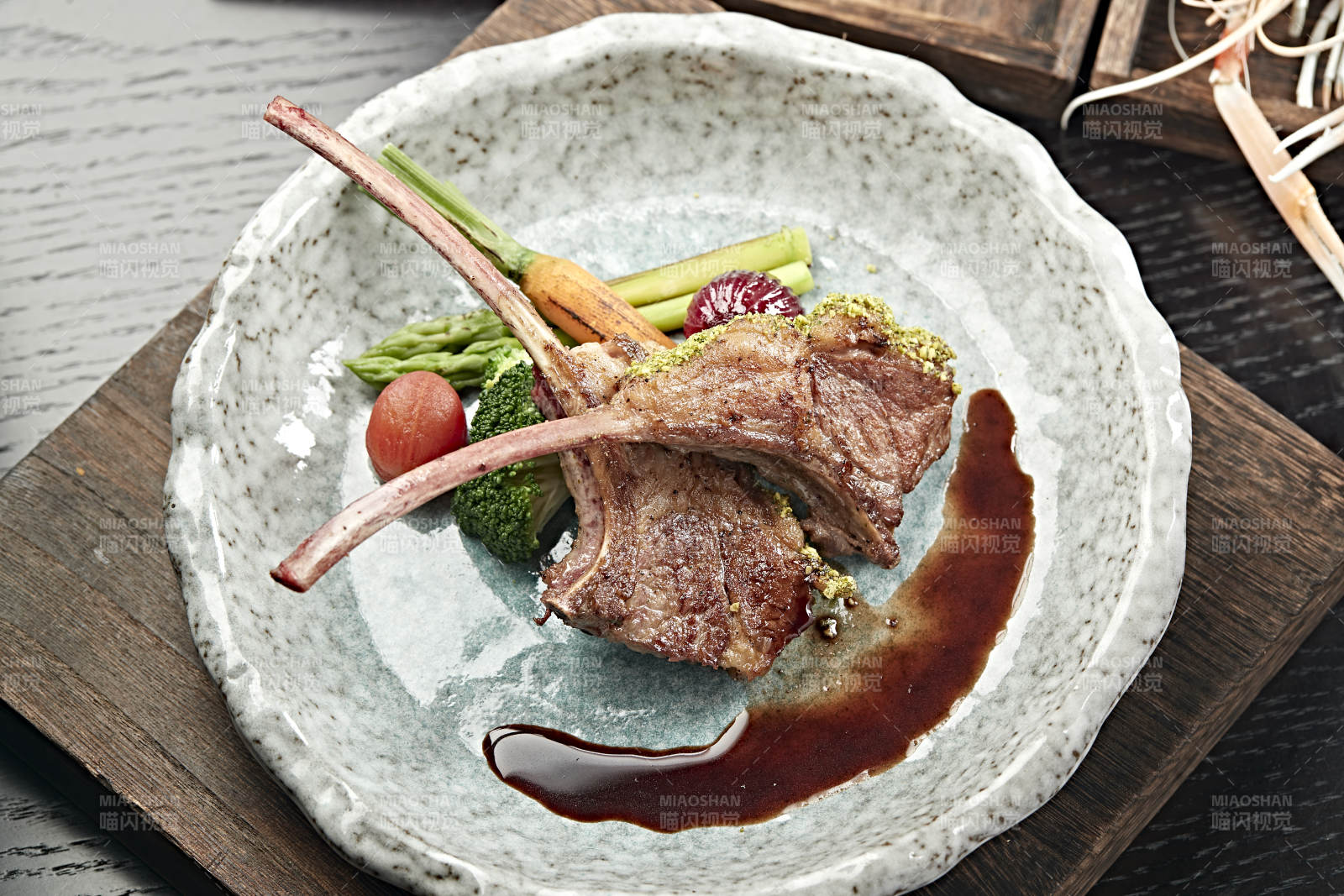 法式铁板香煎波尔顿战斧羊排图片
