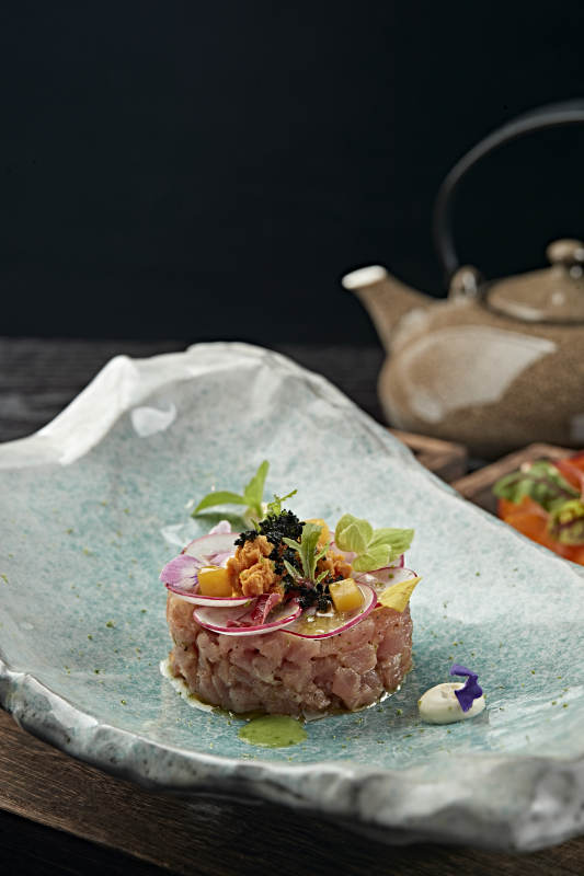 黑松露鱼子酱配生拌深海金枪鱼肉图片