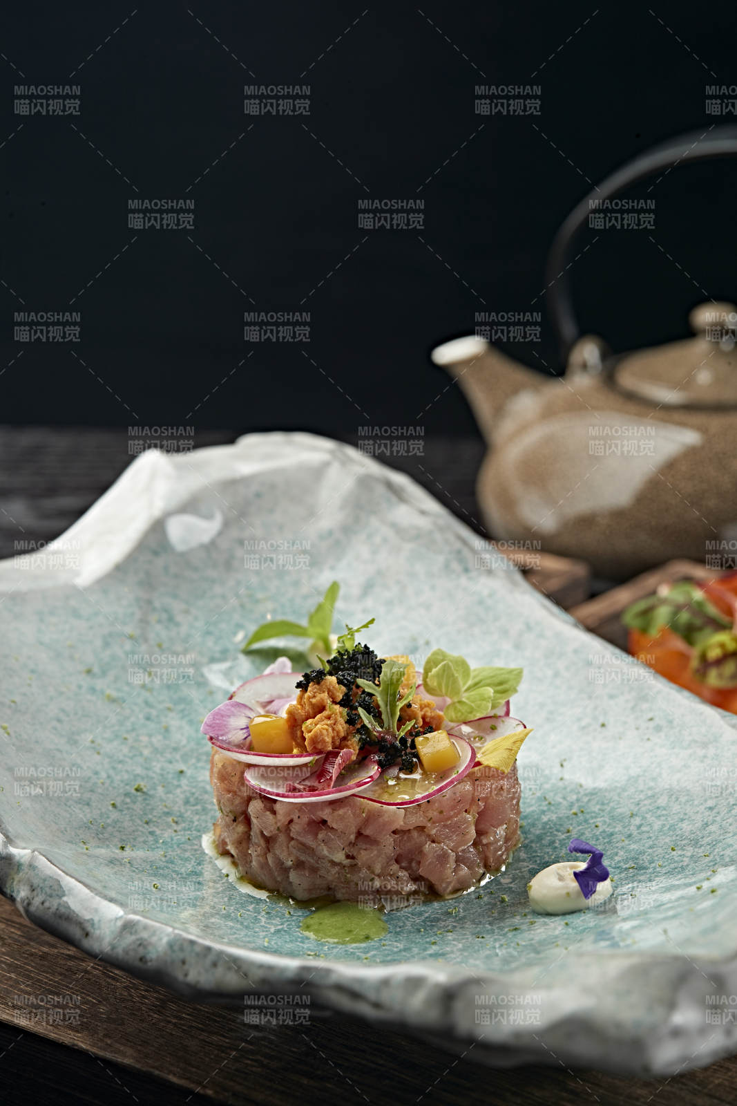 黑松露鱼子酱配生拌深海金枪鱼肉图片