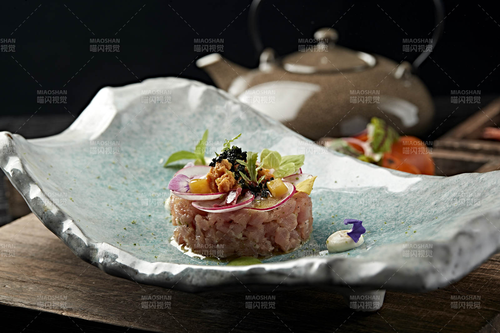 黑松露鱼子酱配生拌深海金枪鱼肉图片