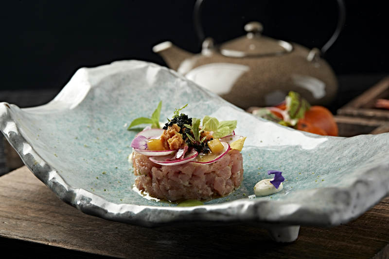 黑松露鱼子酱配生拌深海金枪鱼肉图片