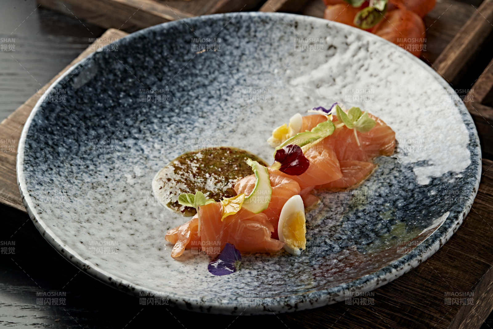 精致三文鱼刺身图片