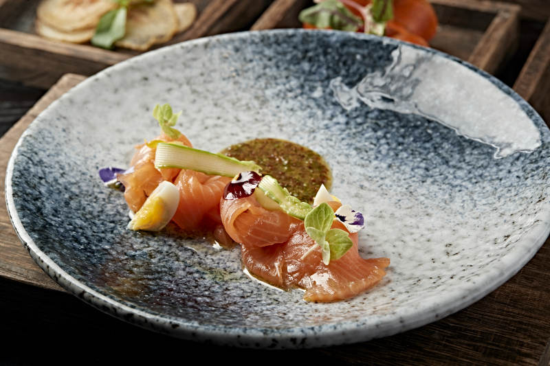 精致三文鱼料理图片