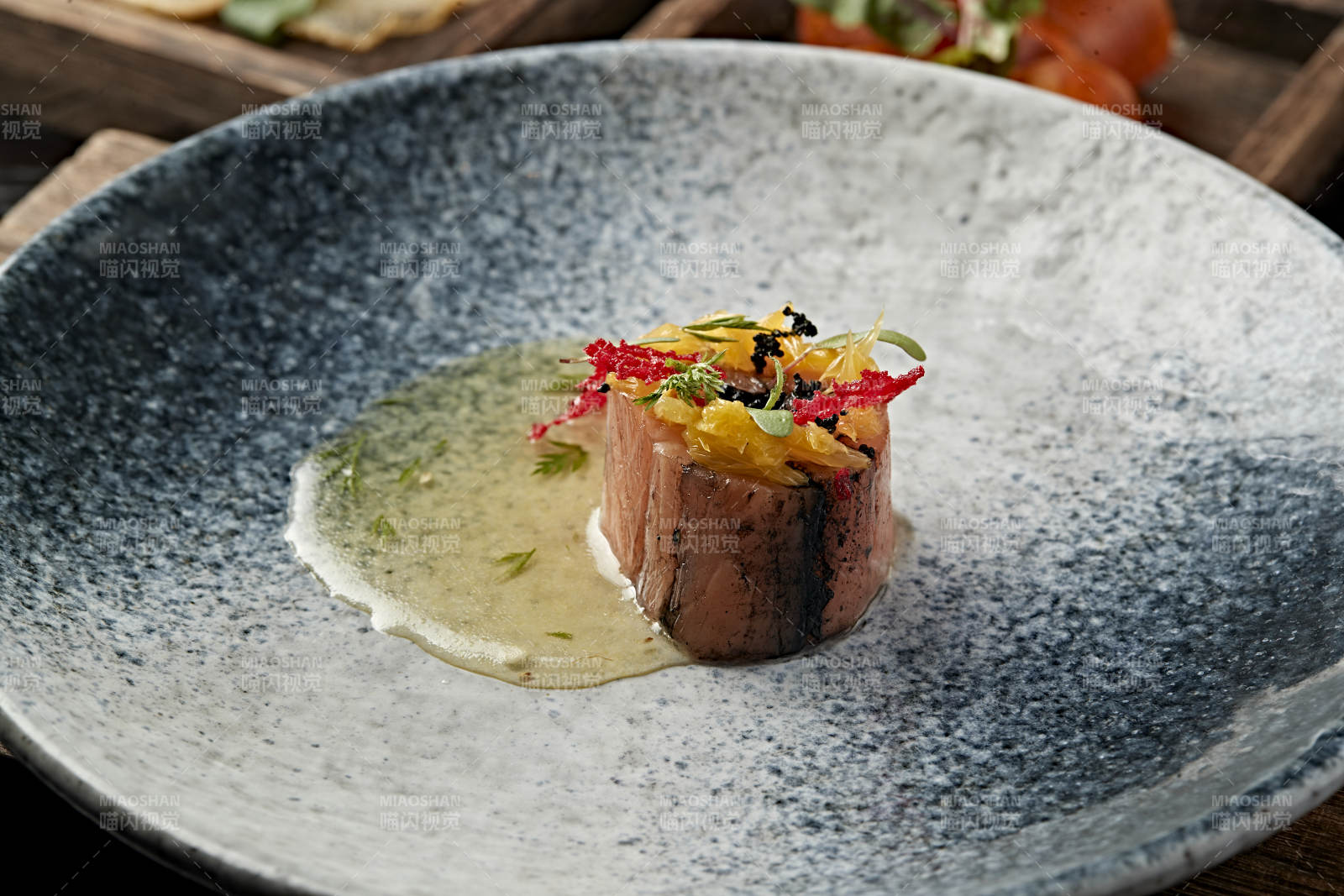 浇汁炙烤金枪鱼肉图片