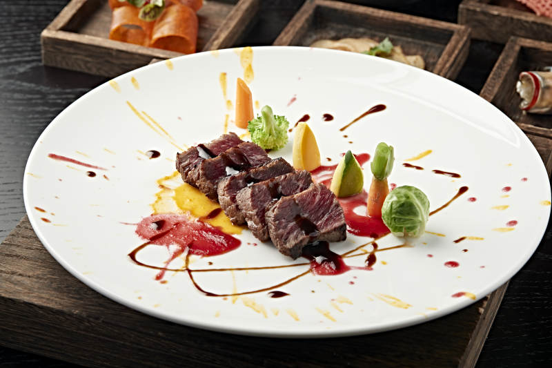 精致牛排艺术摆盘图片