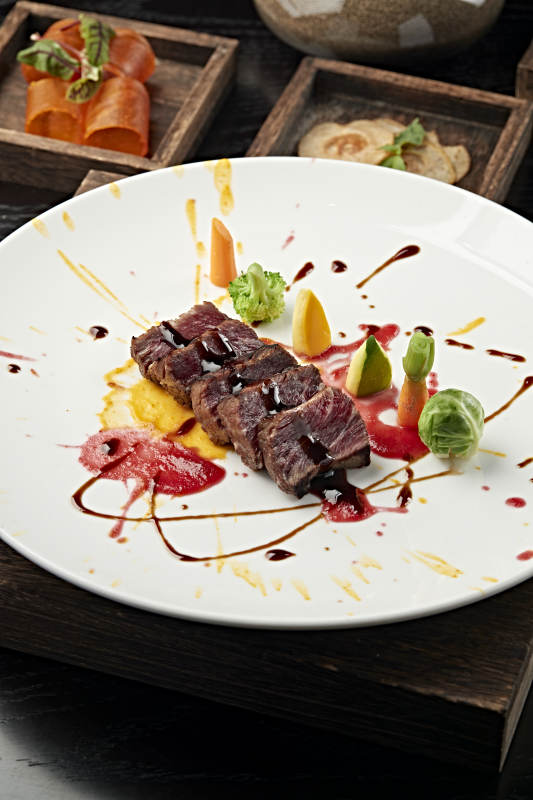 精致牛排艺术摆盘图片