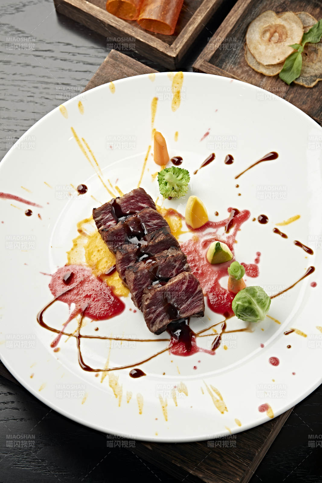 精致牛排艺术摆盘图片
