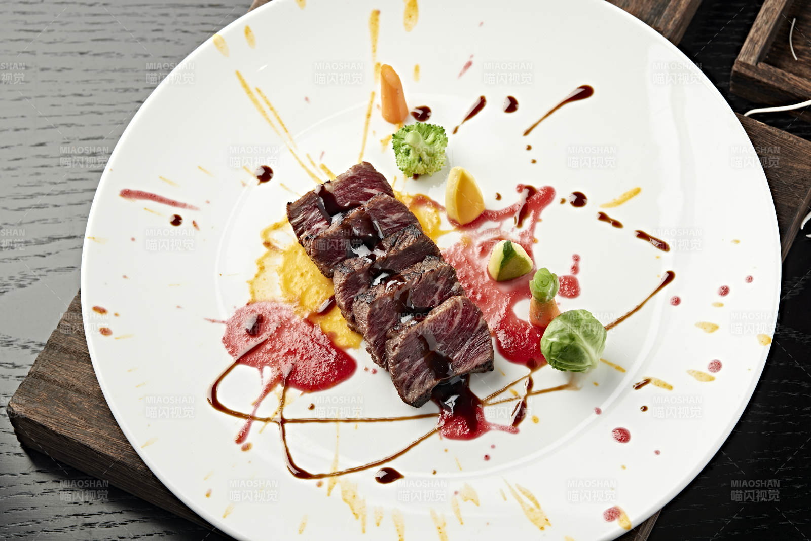 精致牛排艺术摆盘图片