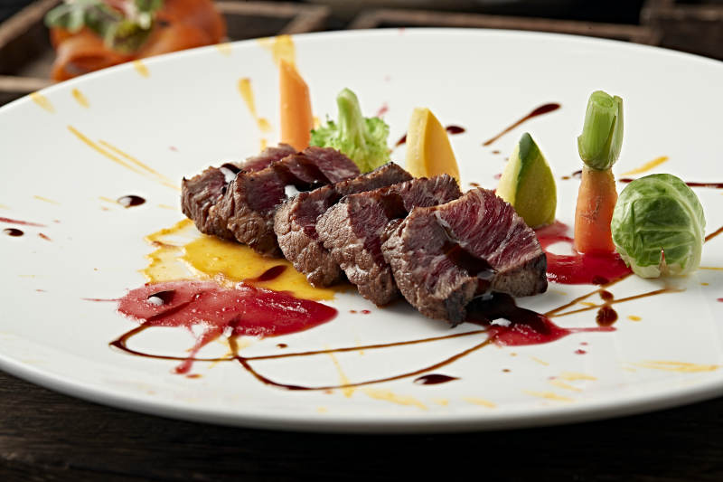 精致牛排拼盘图片