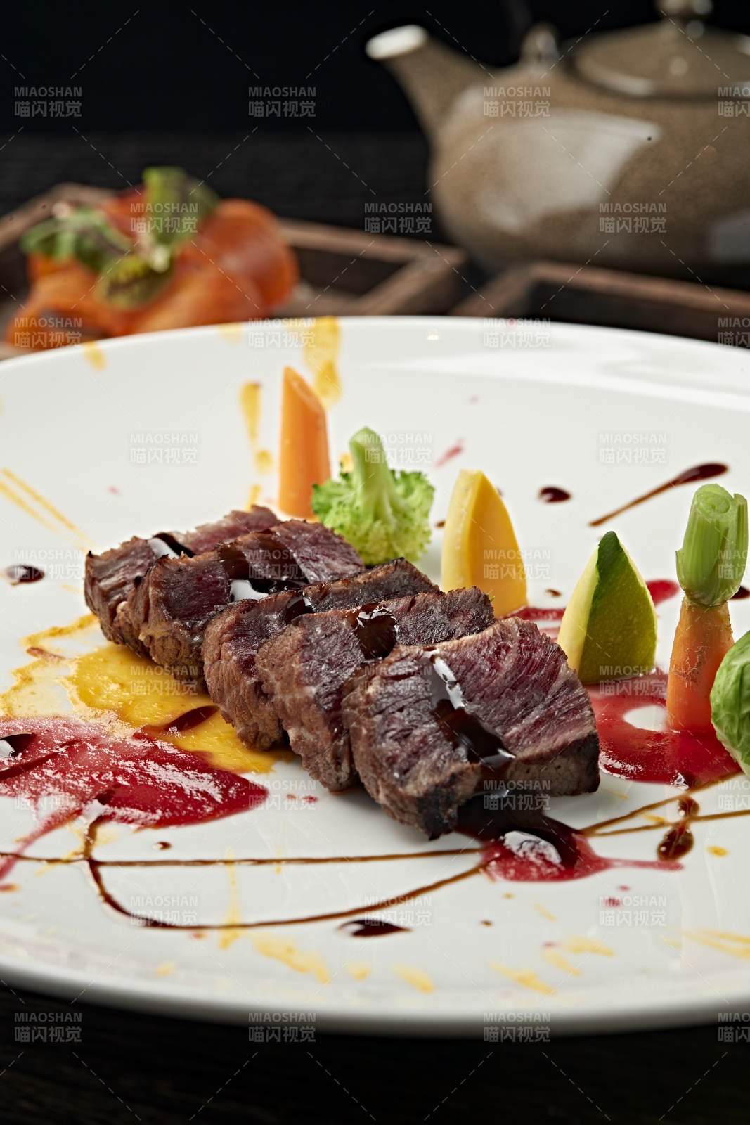 精致牛排艺术摆盘图片