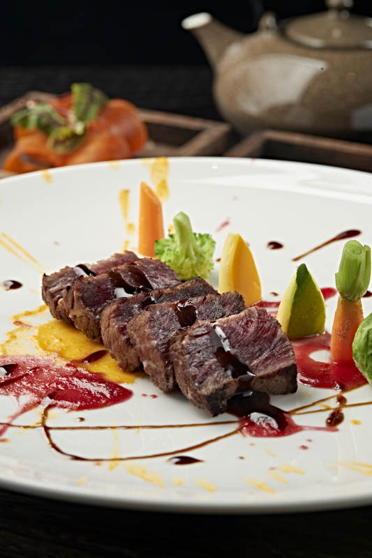 精致牛排艺术摆盘图片