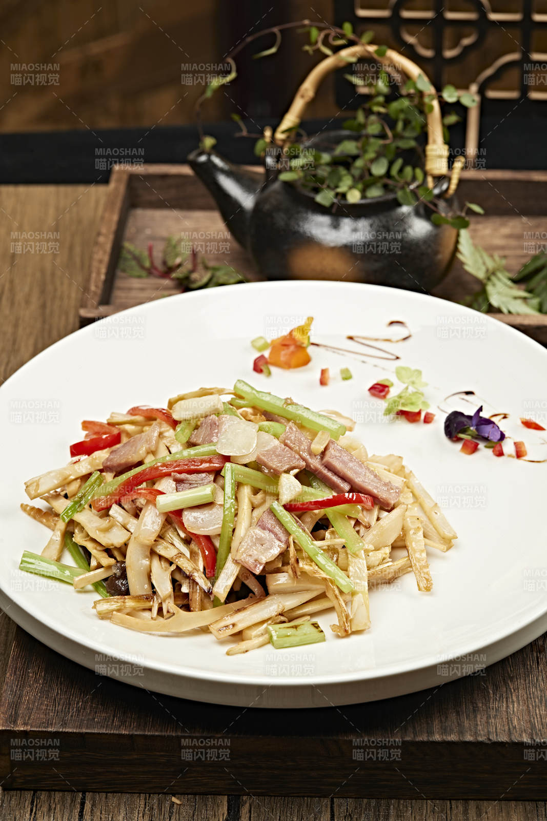 西芹彩椒春笋炒腊肉图片