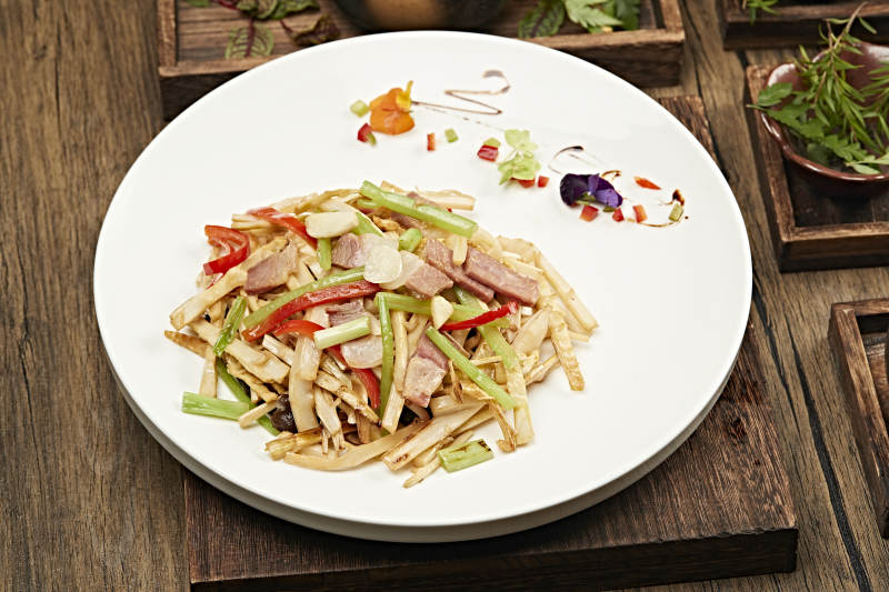 西芹彩椒春笋炒腊肉图片
