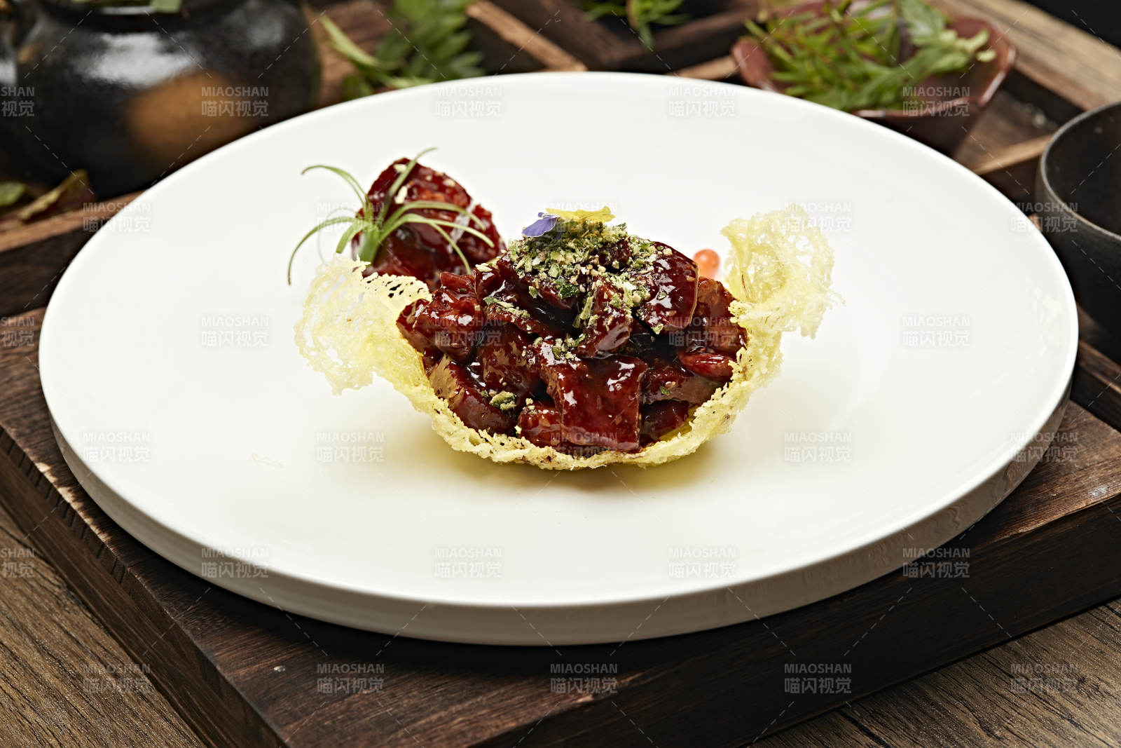 金盏蜜汁松板猪肉图片