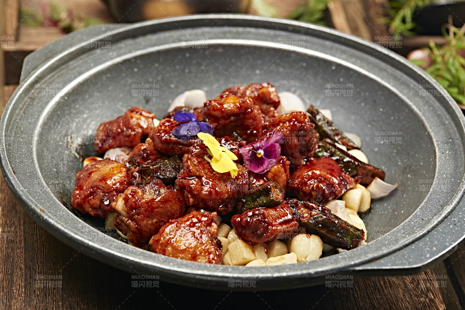 蜜汁蒜香秋葵排骨鸡块图片