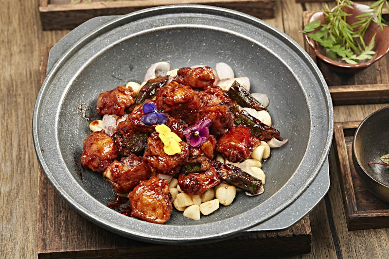 蜜汁蒜香秋葵排骨鸡块图片