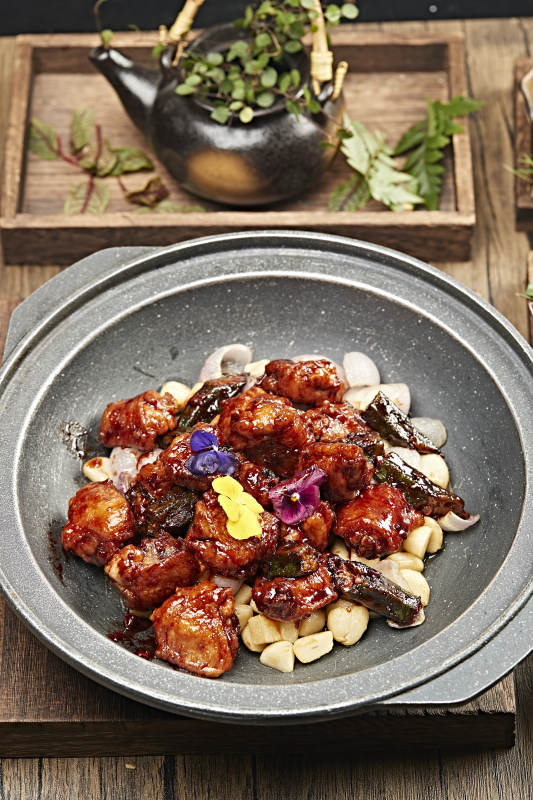 蜜汁蒜香秋葵排骨鸡块图片