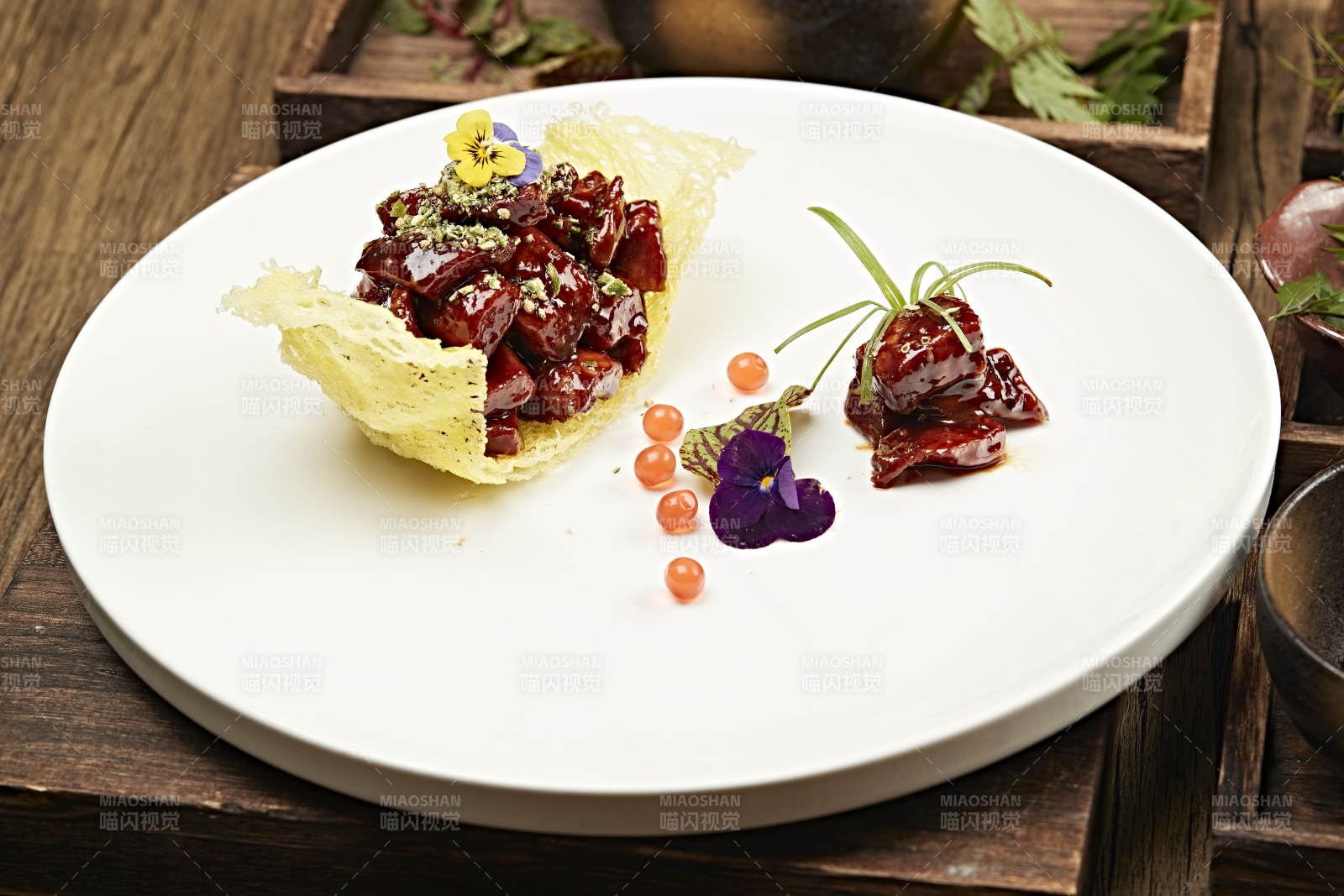 金盏蜜汁松板猪肉图片