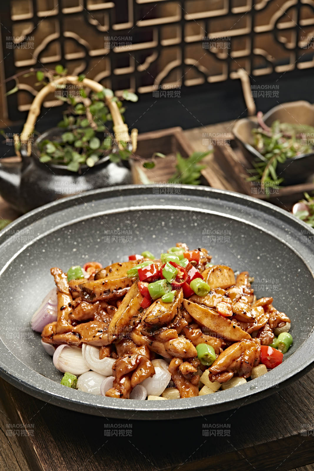 石锅香辣鲍鱼鸡腿肉图片