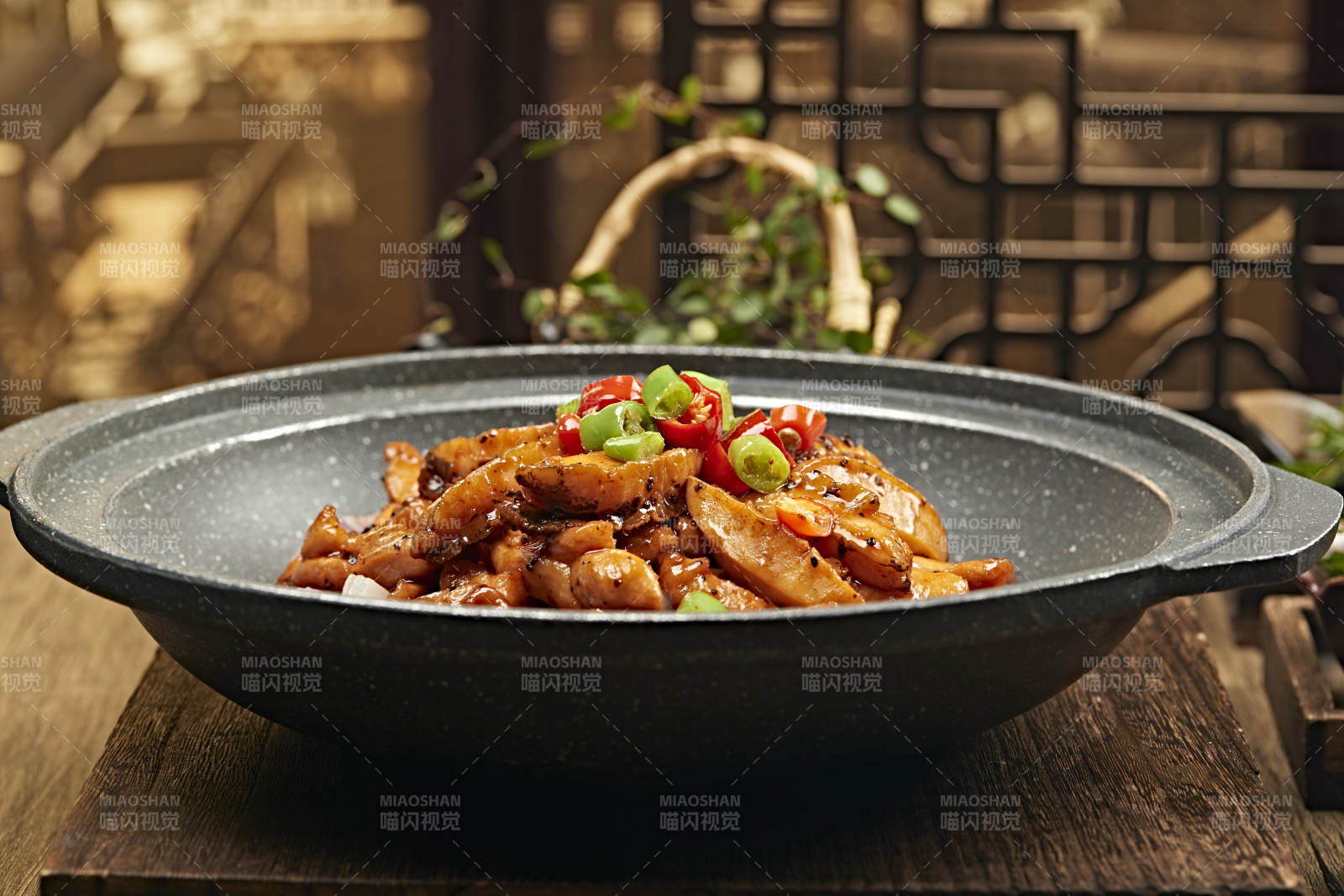 石锅香辣鲍鱼鸡腿肉图片