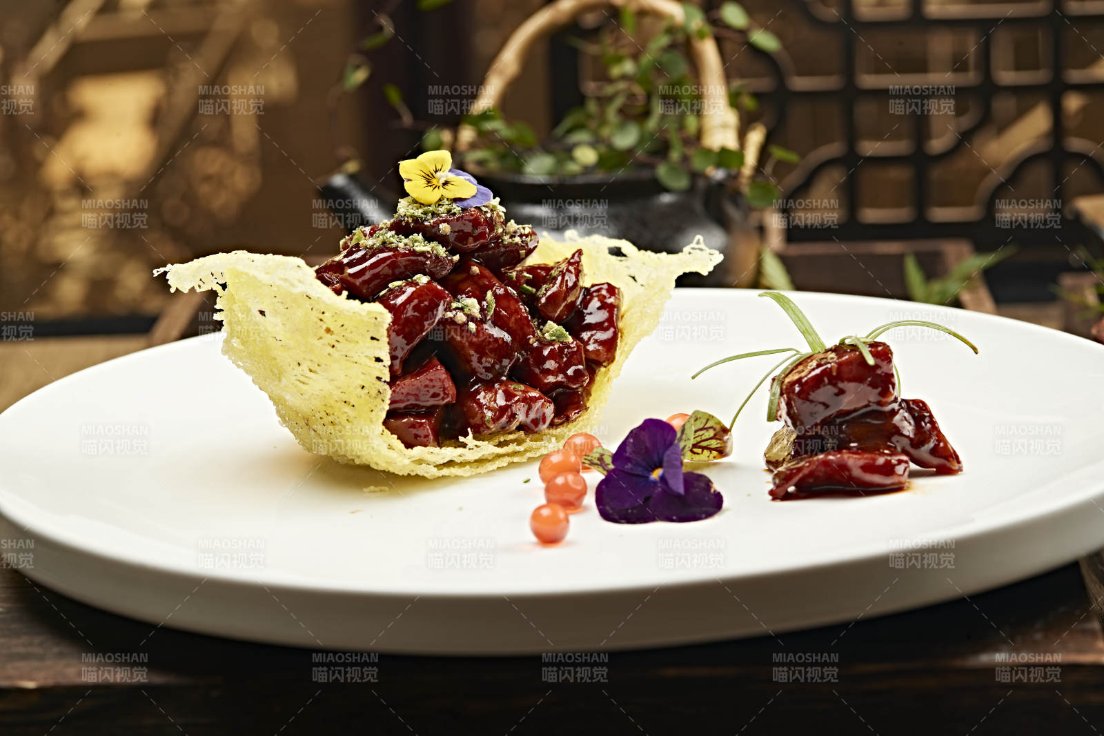 金盏蜜汁松板猪肉图片