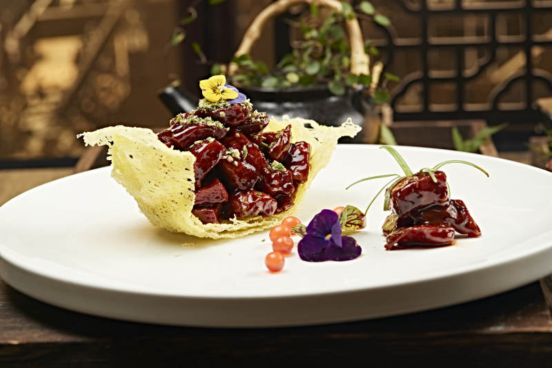 金盏蜜汁松板猪肉图片