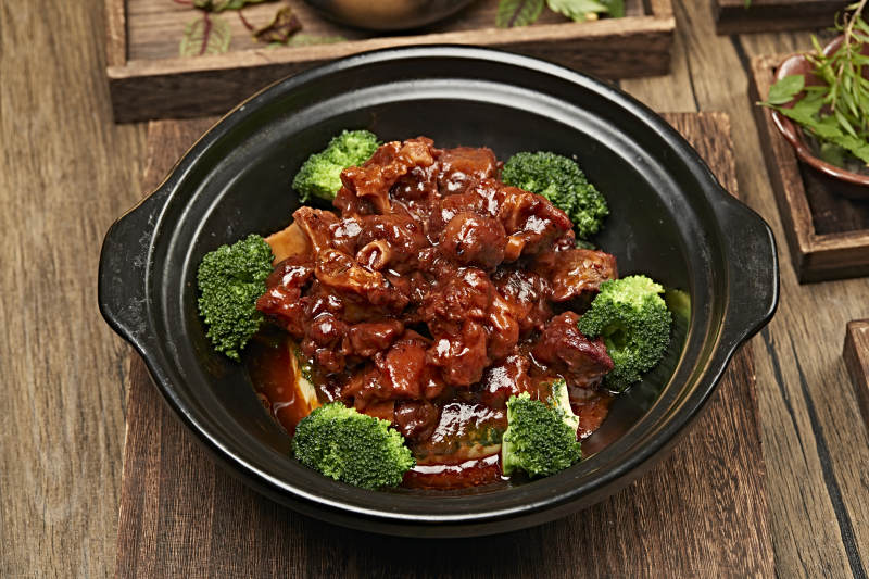 红焖石锅牛尾骨图片