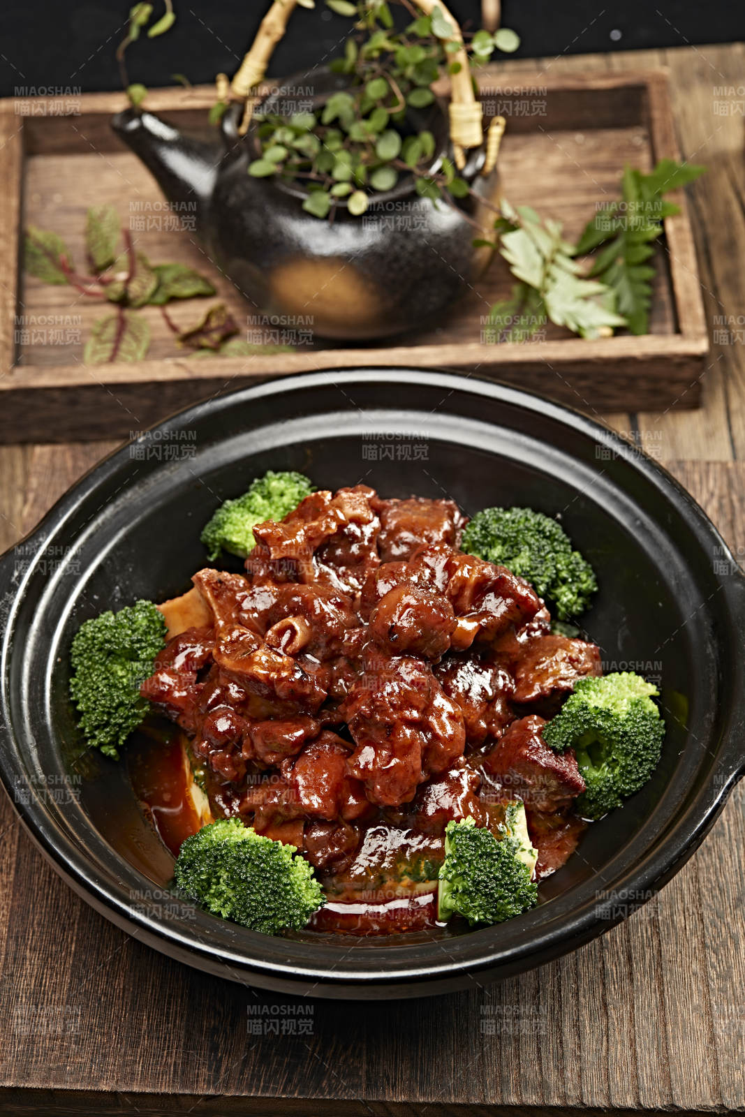 红焖石锅牛尾骨图片