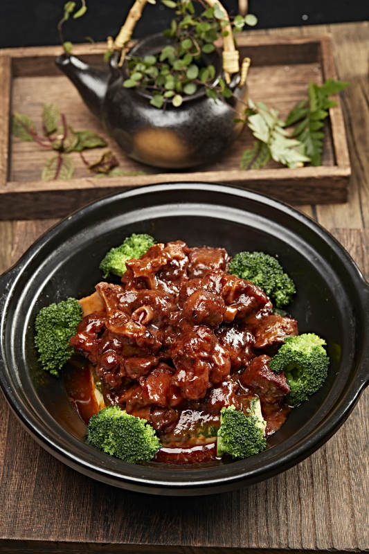 红焖石锅牛尾骨图片