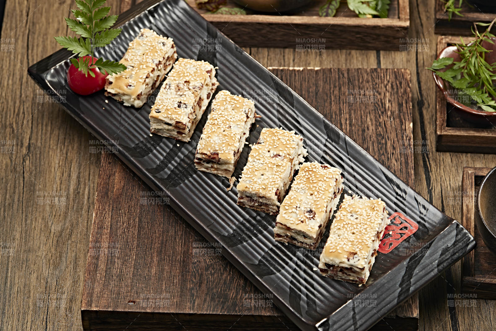 精致糕点摆盘图片