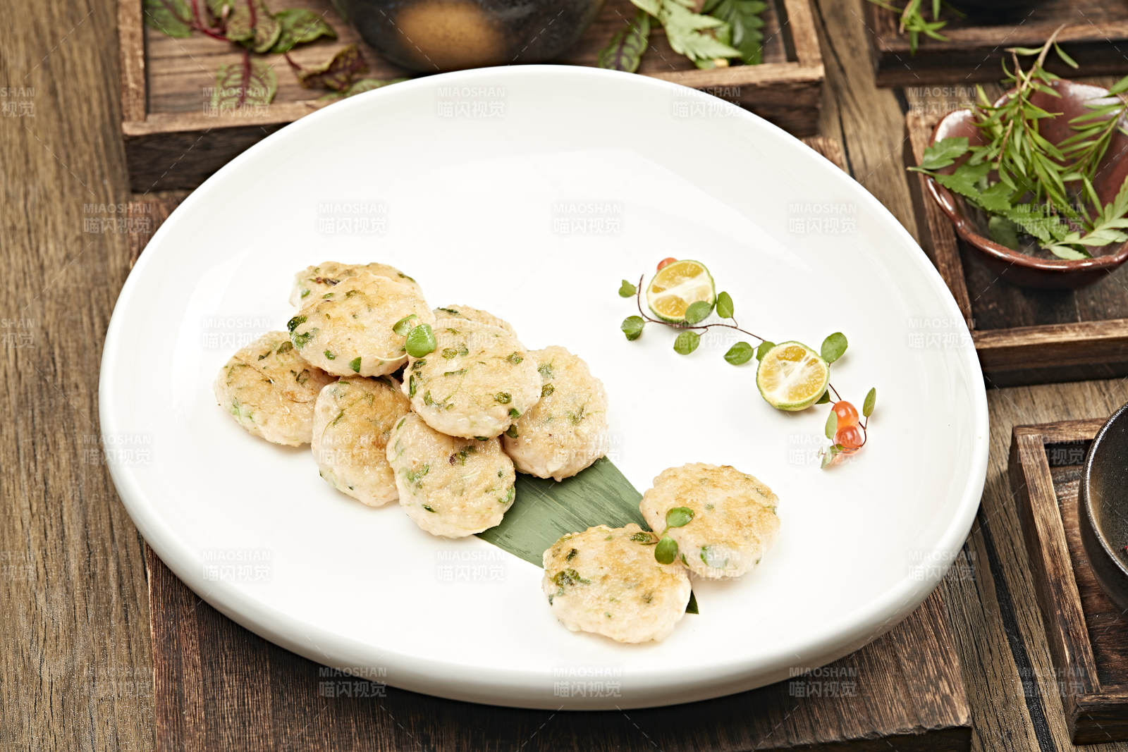 香煎虾饼配青菜图片