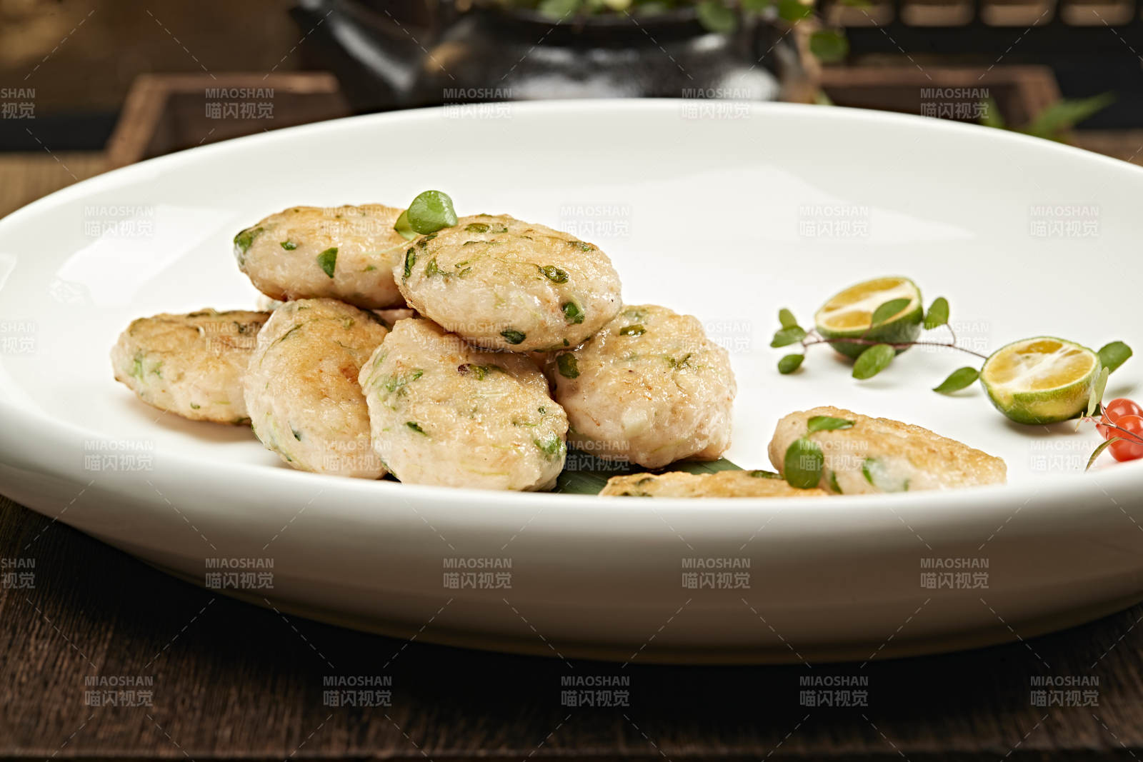 香煎虾饼配青柠图片