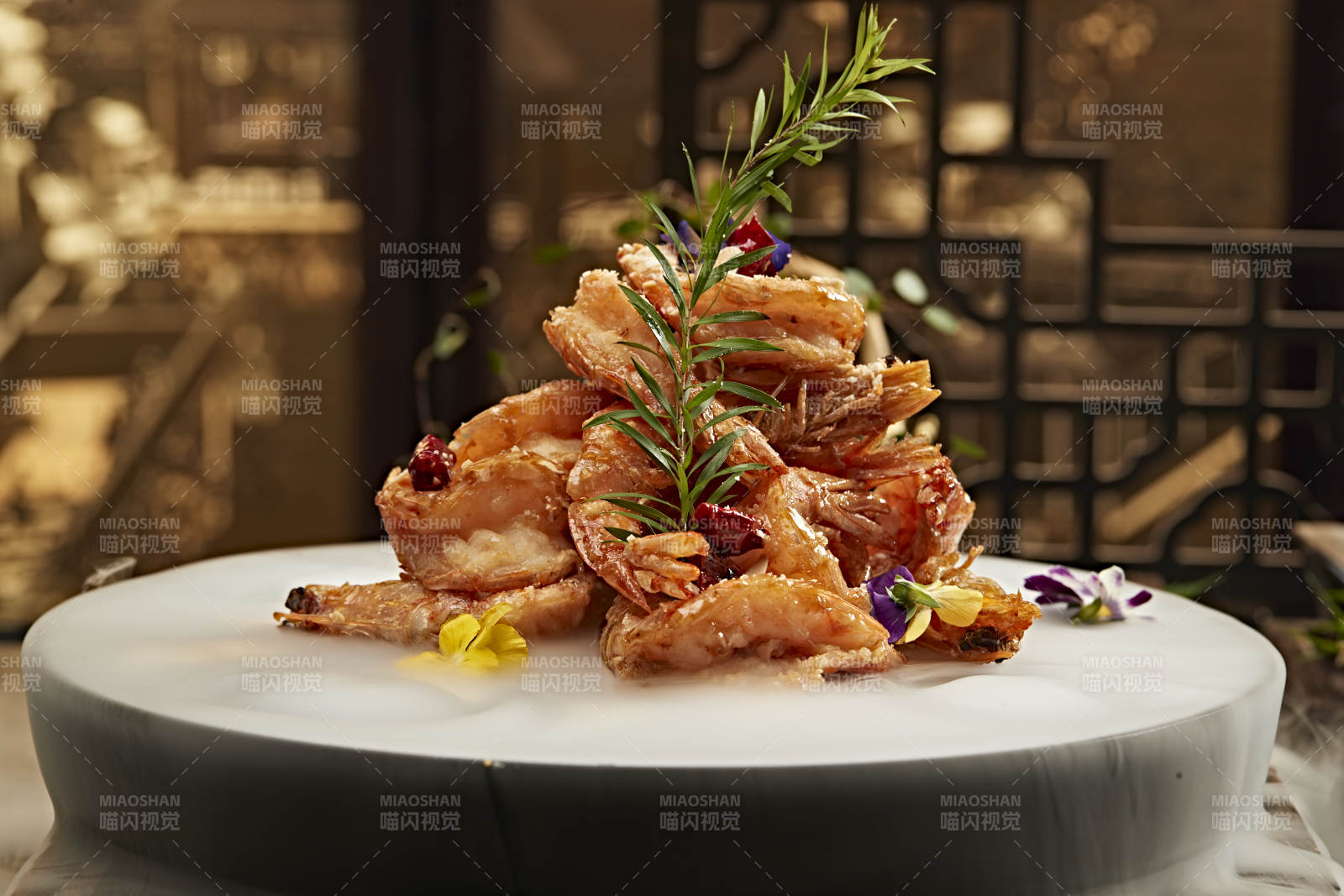 金箔虾球艺术摆盘图片