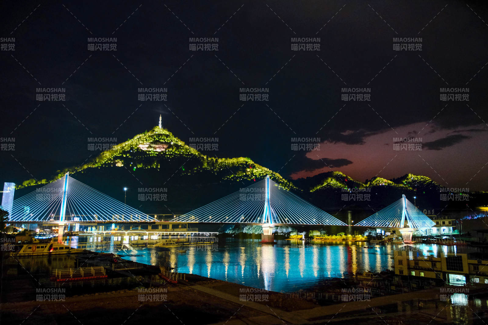 宜昌市夷陵长江大桥磨基山夜景 桥山辉映图片