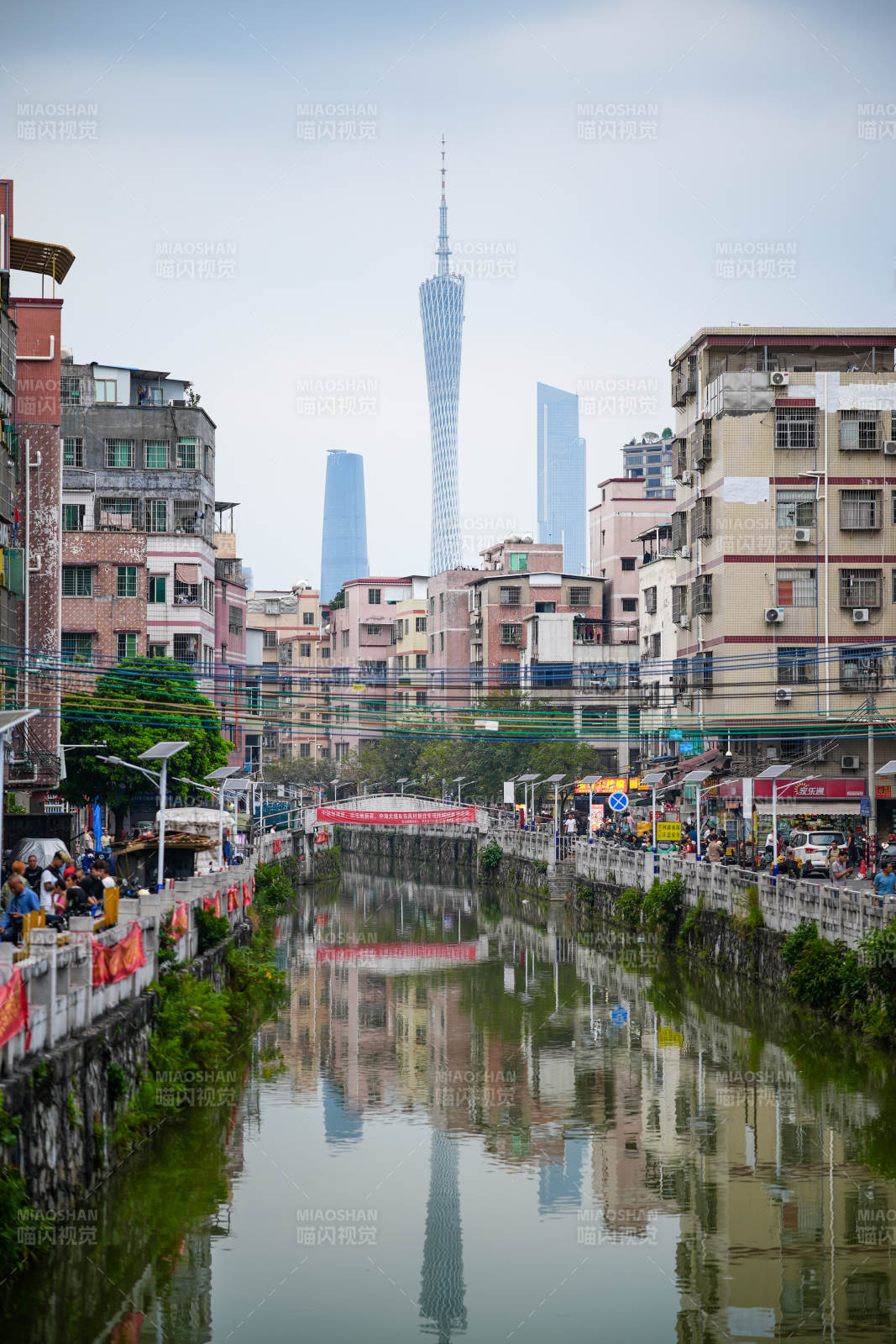 广州塔映水街景图片