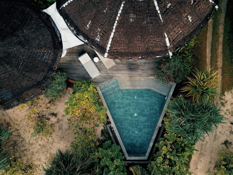 泰国普吉岛空中俯瞰泳池庭院图片