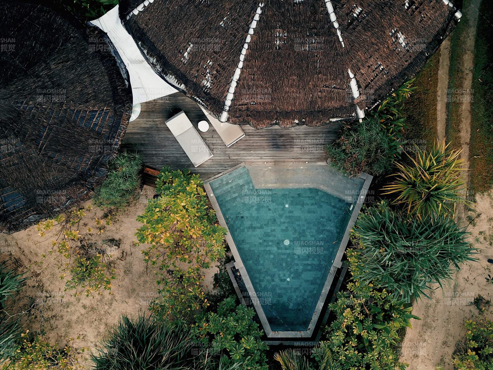 泰国普吉岛空中俯瞰泳池庭院图片