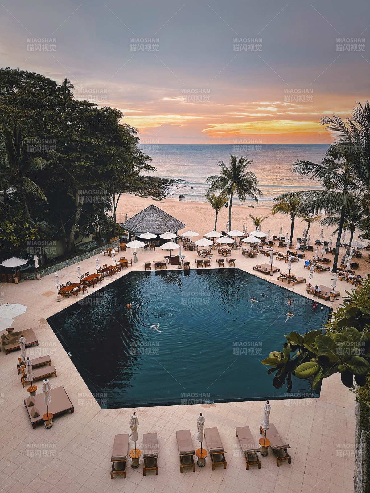 泰国普吉岛海边泳池日落美景图片