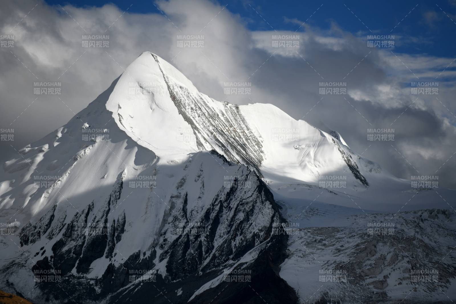 西藏雪山之巅图片