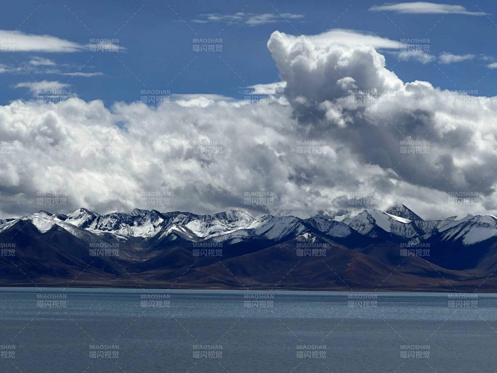 西藏雪山湖光云影图片